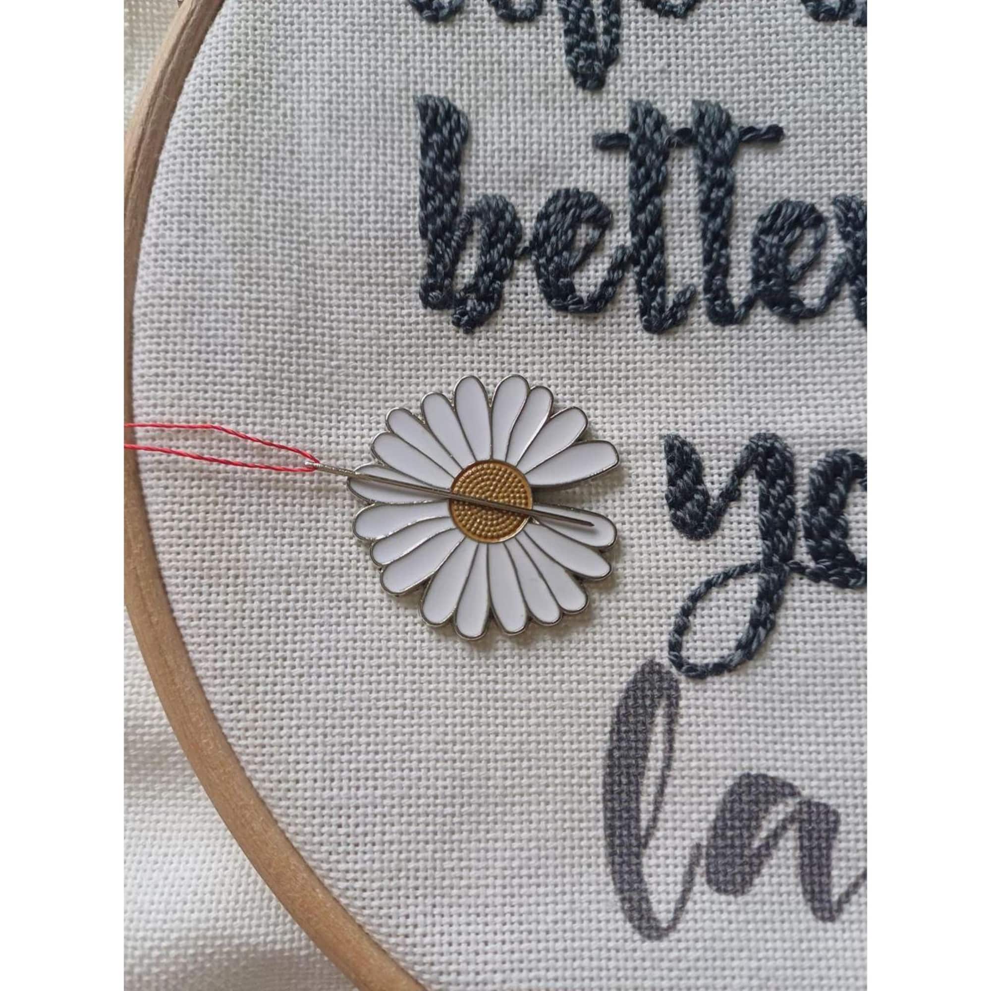 Wizardi 4/5" Chamomile Magnetic Needle Minder